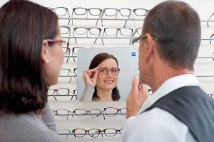 Carl Zeiss frau_spiegel_woman_mirror1